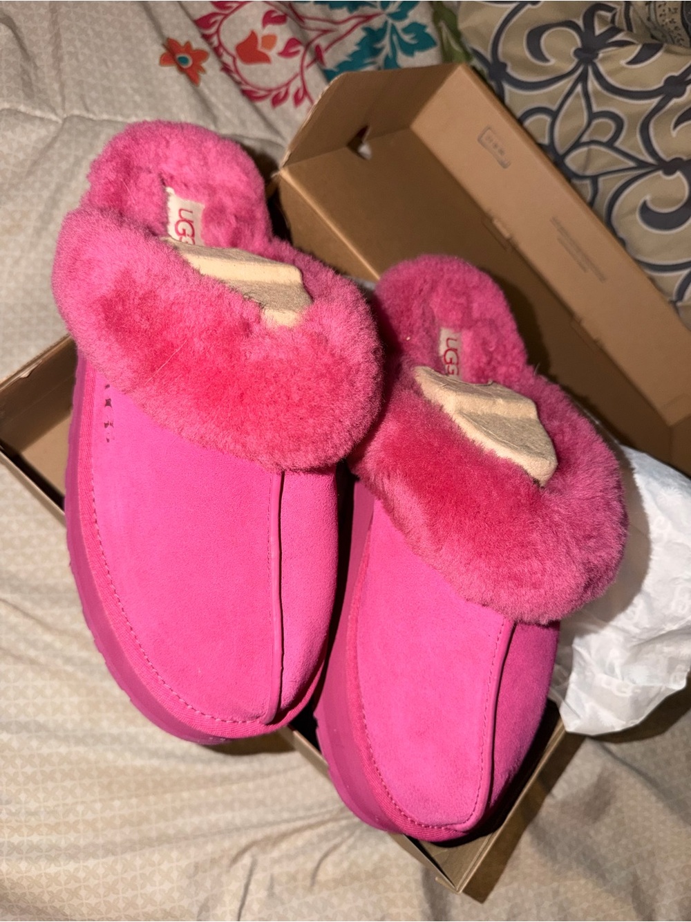 🩷🩷 UGG Women's Hot Pink Shearling Clog Slippers - Picture 2 of 5